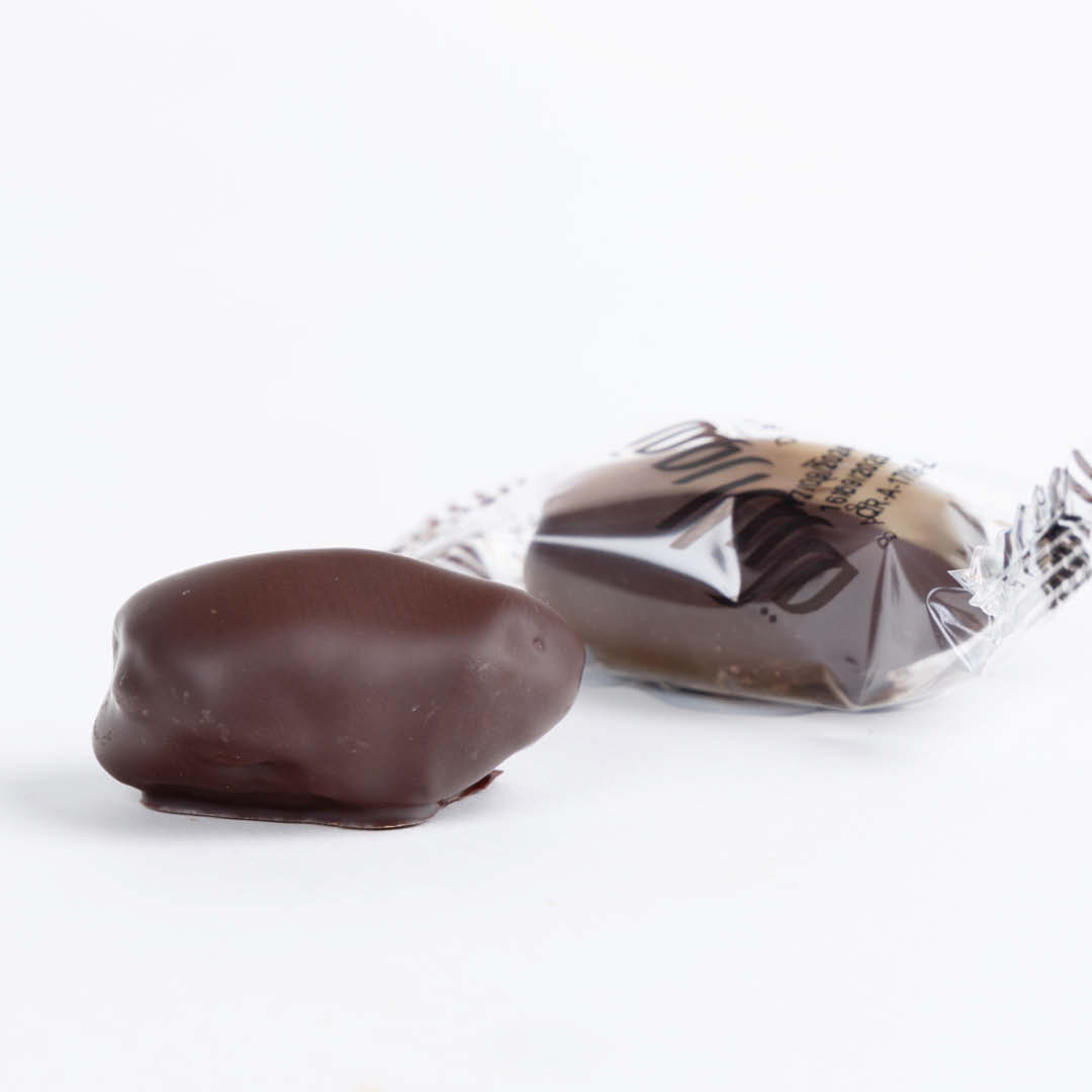 خضري باللوز مغطى بالشوكولاتة الداكنة مغلف