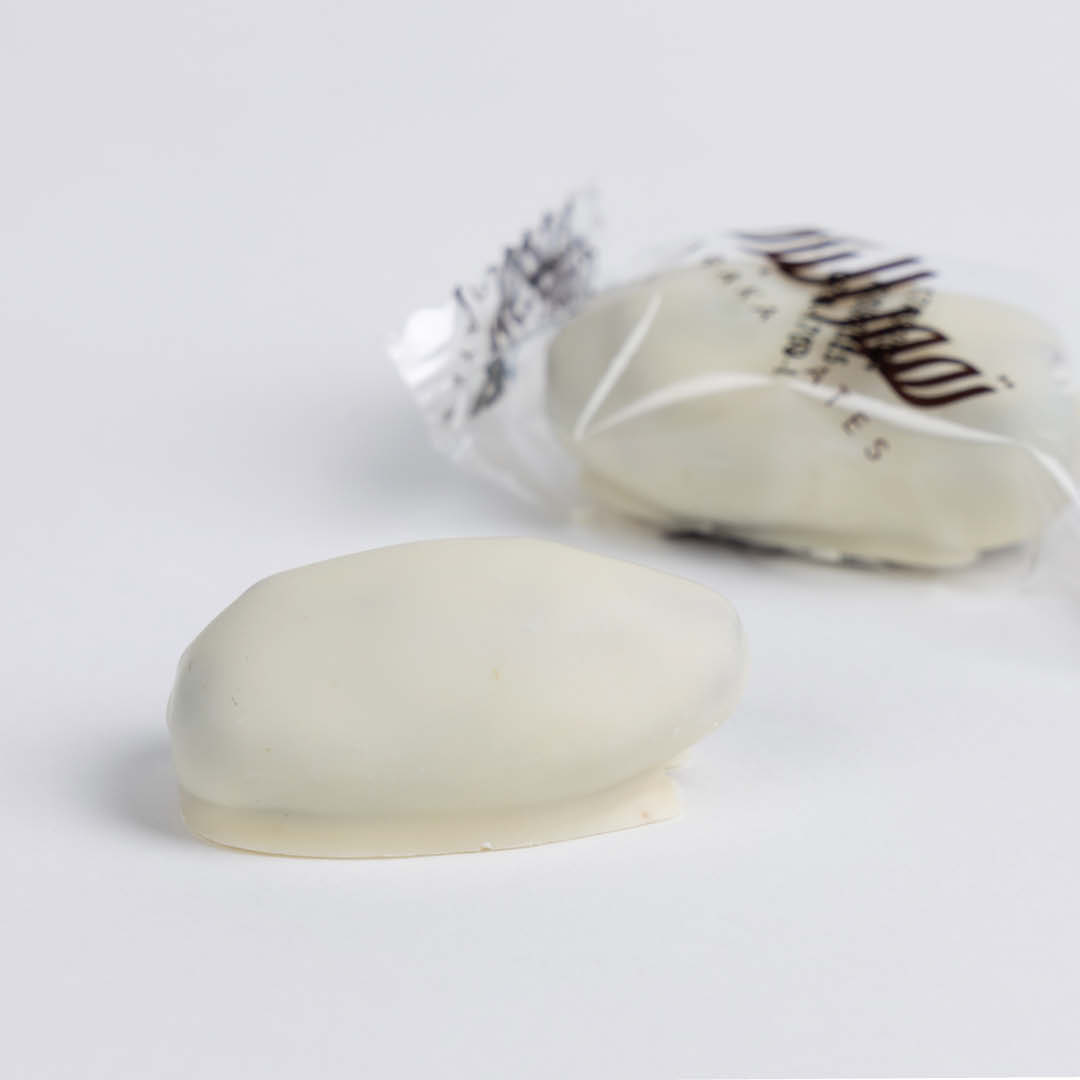 خضري باللوز مغطى بالشوكولاتة البيضاء مغلف