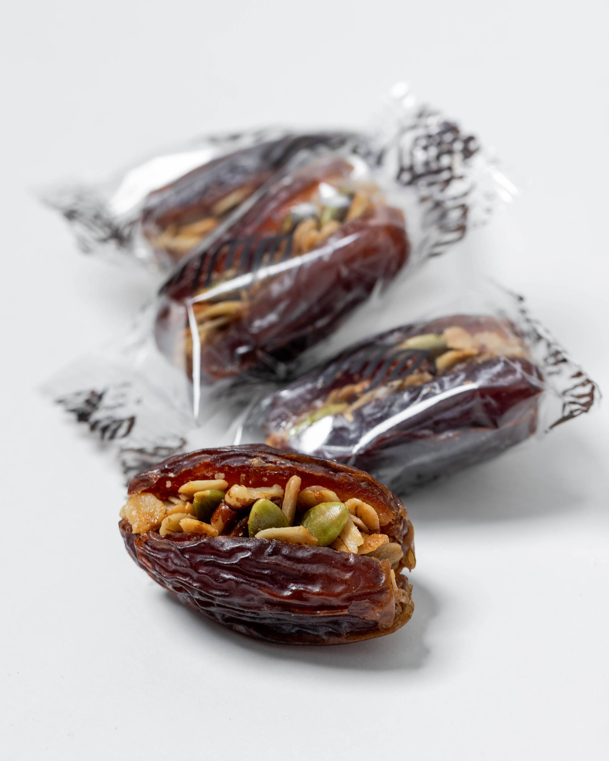 مدجول بزبدة اللوز و الجرانولا مغلف